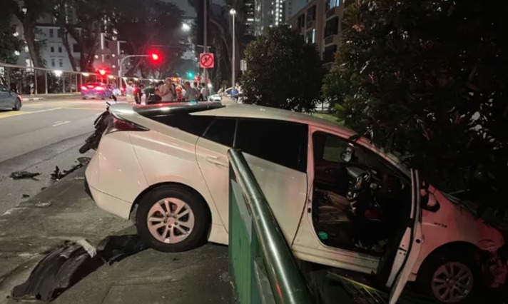 Tiong Bahru Road-ல் திடீர் விபத்து..! கார்-மோட்டார் சைக்கிள் மோதி 26 வயது இளைஞர் மருத்துவமனையில்..!